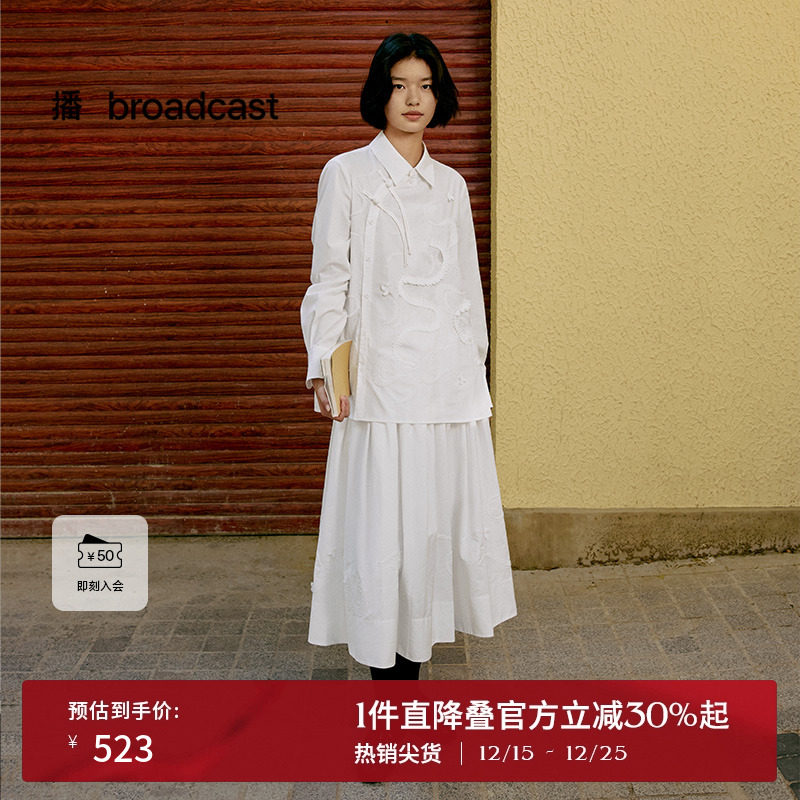 浪漫褶皱下摆 ，立体绣花设计