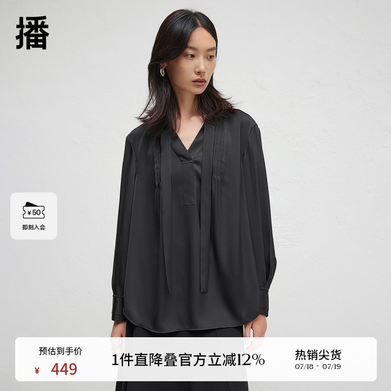 袖口收紧设计 ，背面镂空蕾丝分割