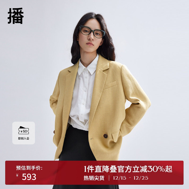 利落西装领，开衩设计下摆