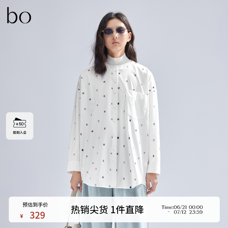 优雅简约圆领，光泽感贝壳扣