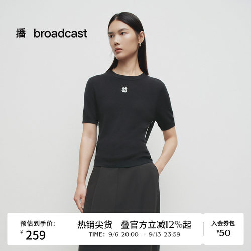 贴合颈部圆领，袖侧增加间色条纹