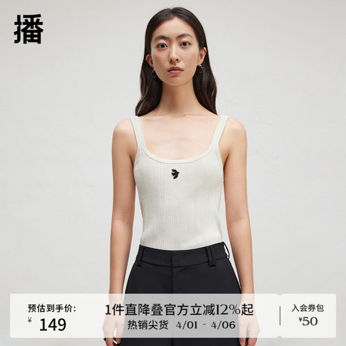 简约螺纹圆领，舒适针织肩带
