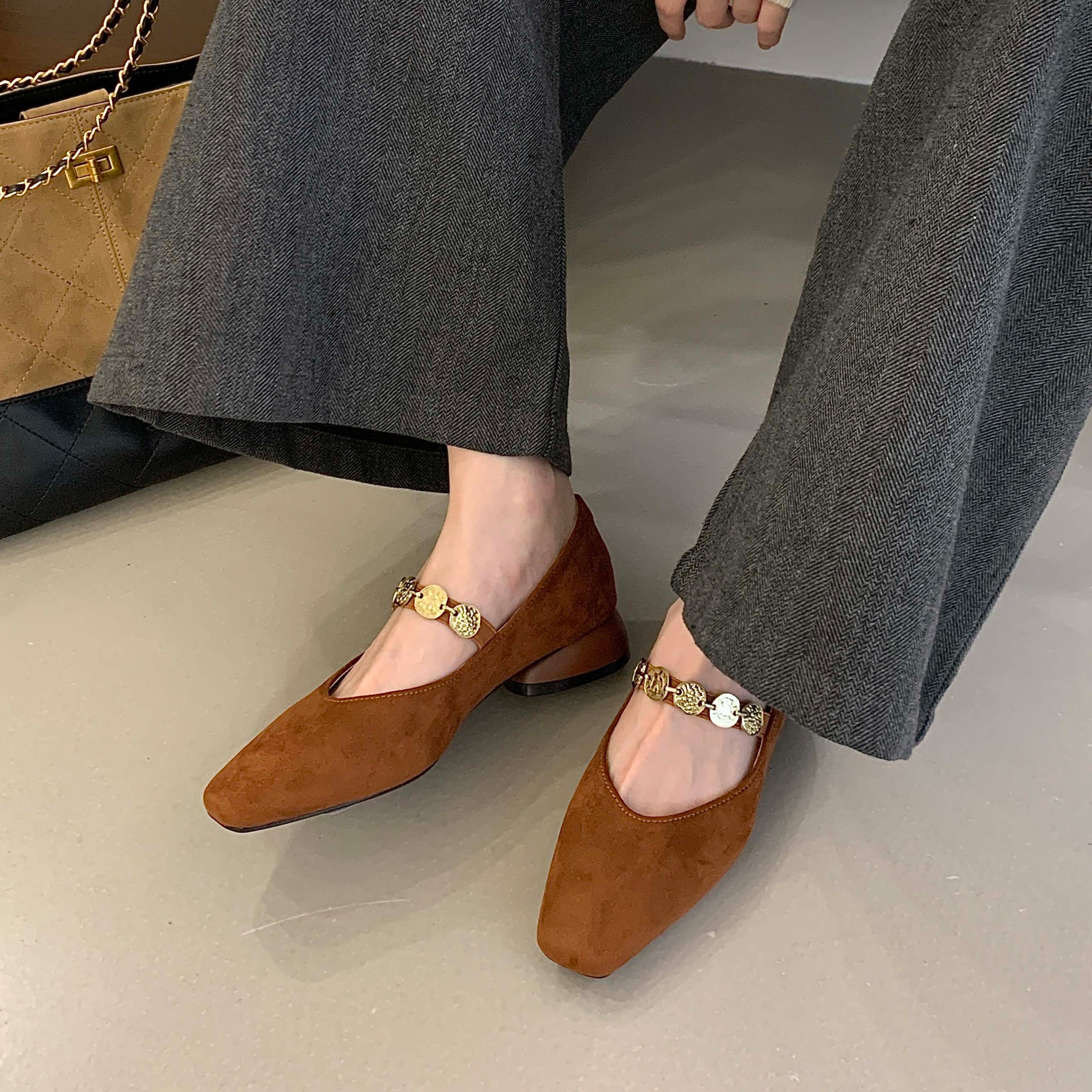 浅口复古尖头单鞋金属扣