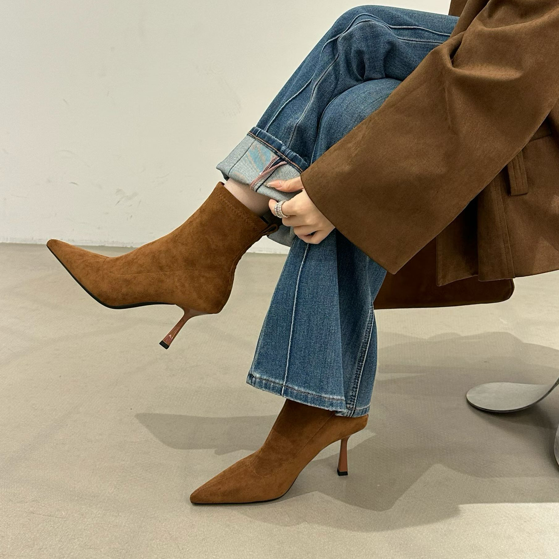 浅口复古尖头单鞋金属扣