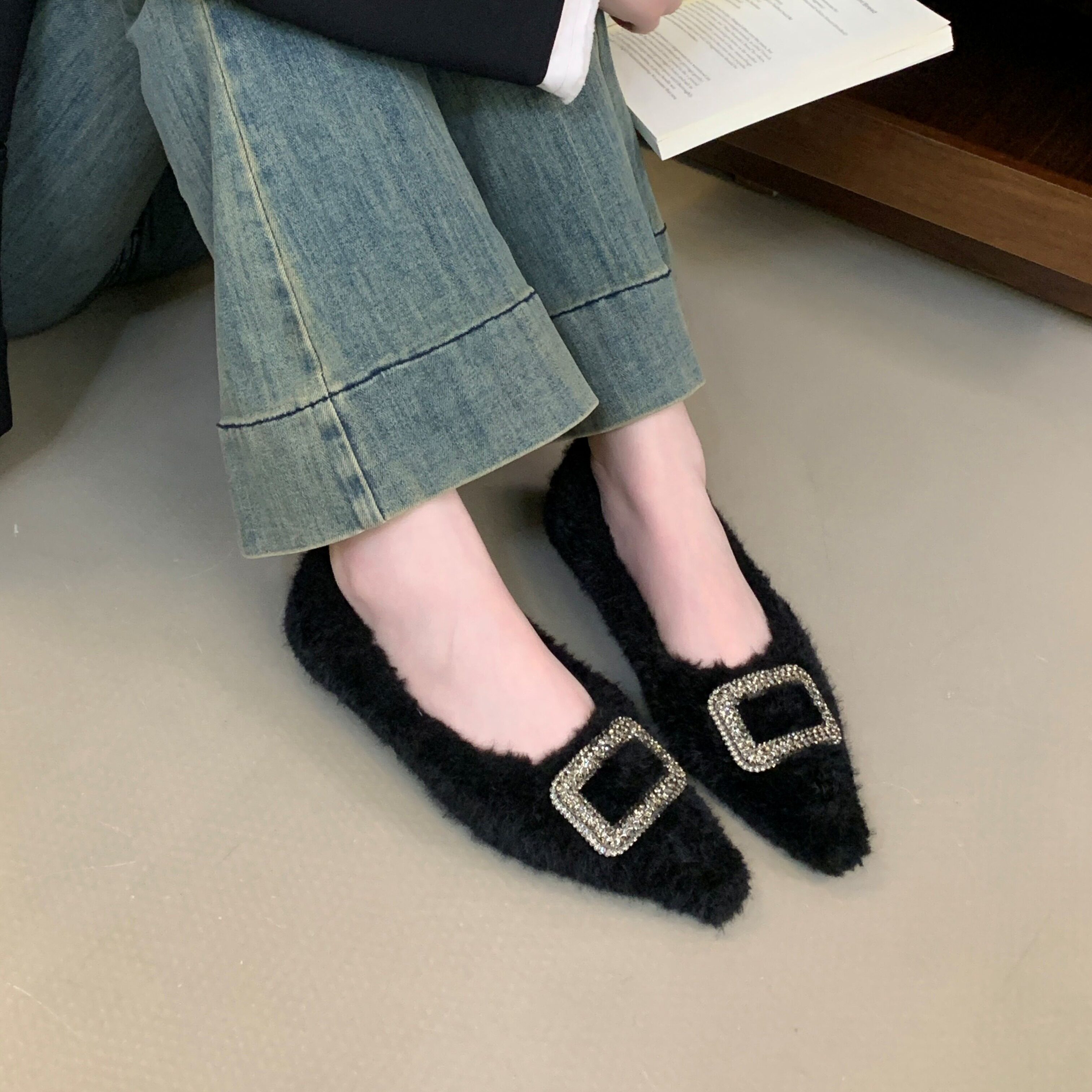 浅口复古尖头单鞋金属扣