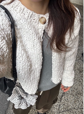 CP2025冬季 合作款 可爱减龄一粒扣圆领粗棒针毛线开衫QC