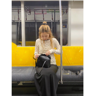 纯正！2026春季 优雅气质波点丝绒后背系带打底衫