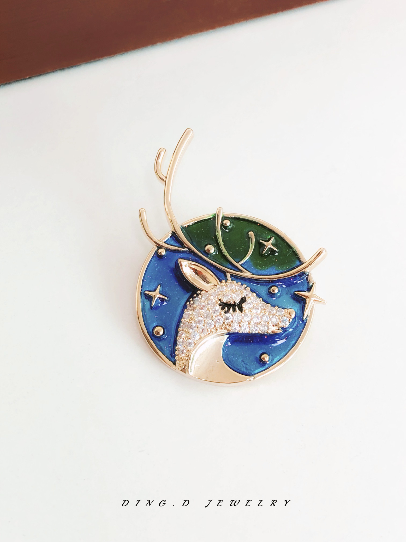 新款时尚可爱卡通动物麋鹿胸针奢华闪耀胸花别针优雅气质小众设计