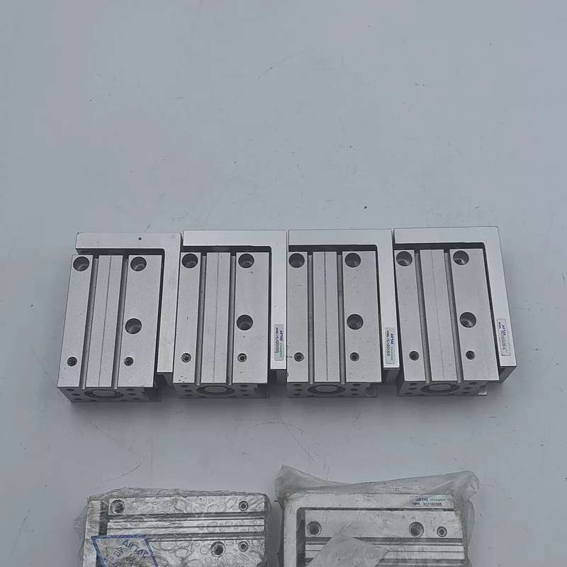 议价亚德客滑台气缸HLH20X30-S数量4个，其中有一个标签掉图片
