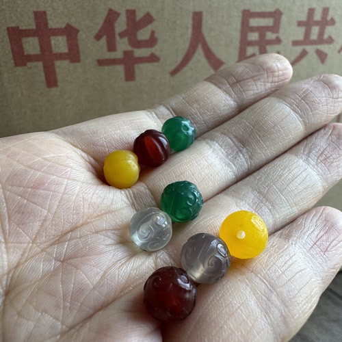 天然白红黄绿蓝灰彩色回纹瓜棱玛瑙珠子直径8cm左右