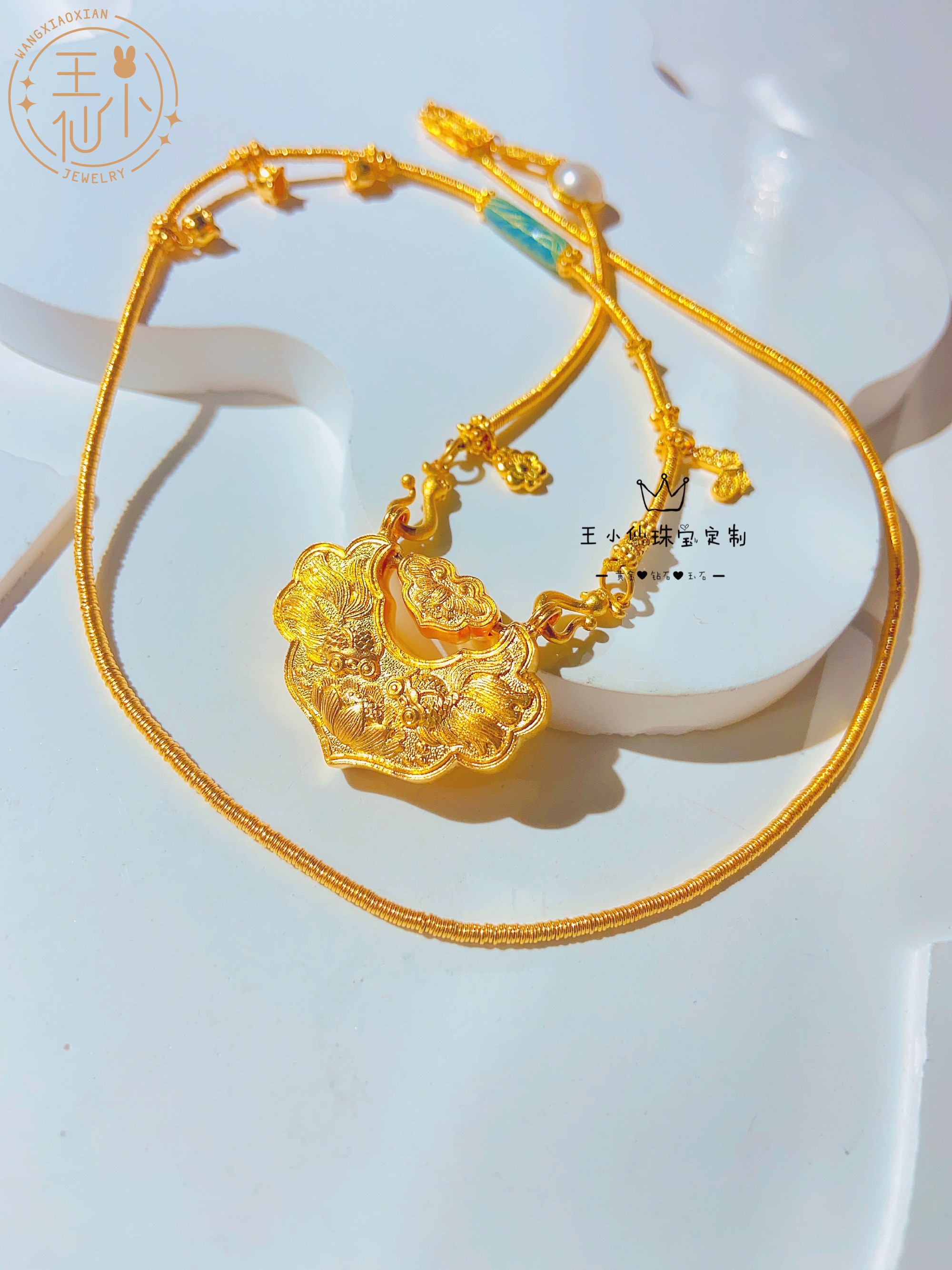 999足金王小仙铃兰花毛衣链锁包