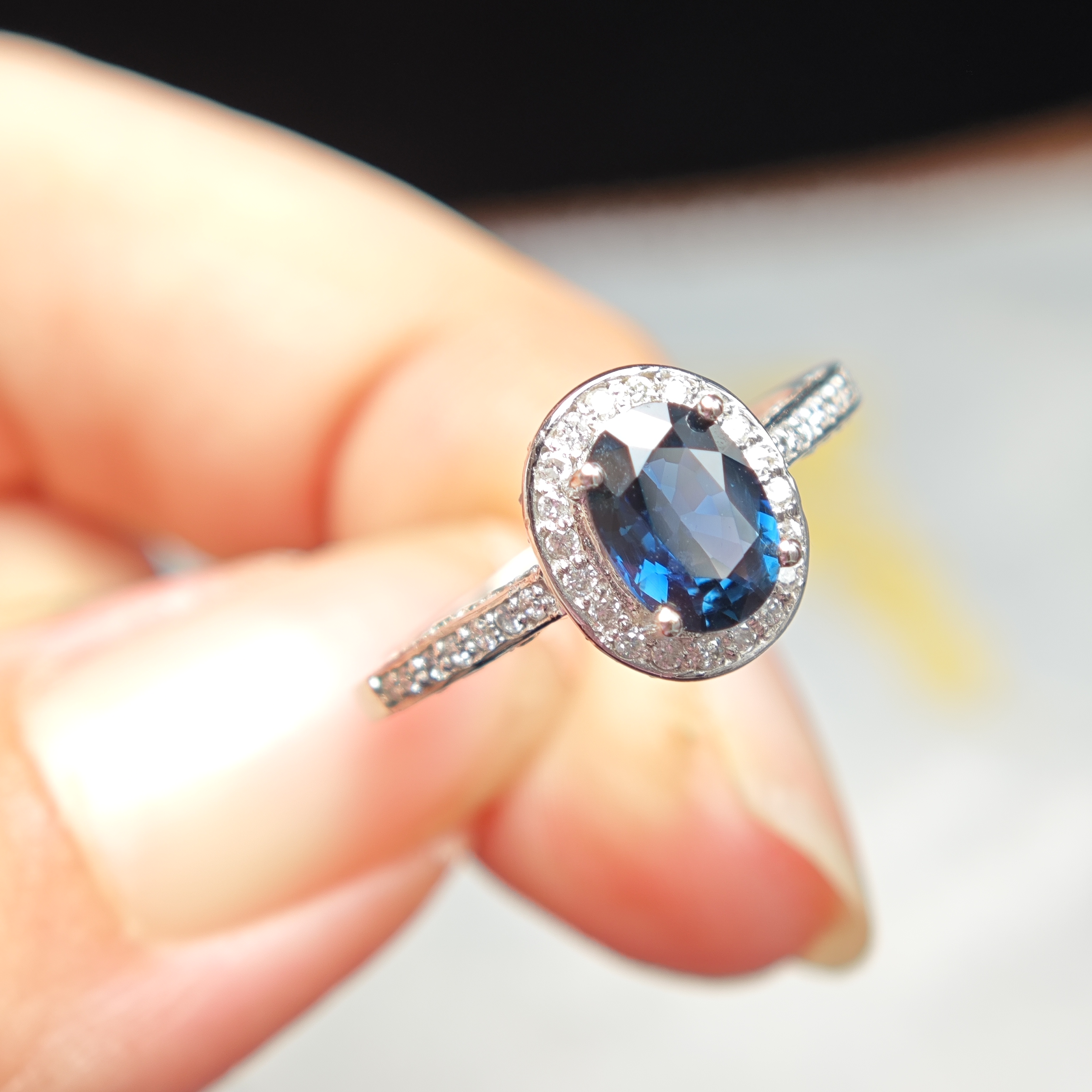 天然18K金蓝宝石戒指天然18K金配钻石刻面蓝宝石戒指