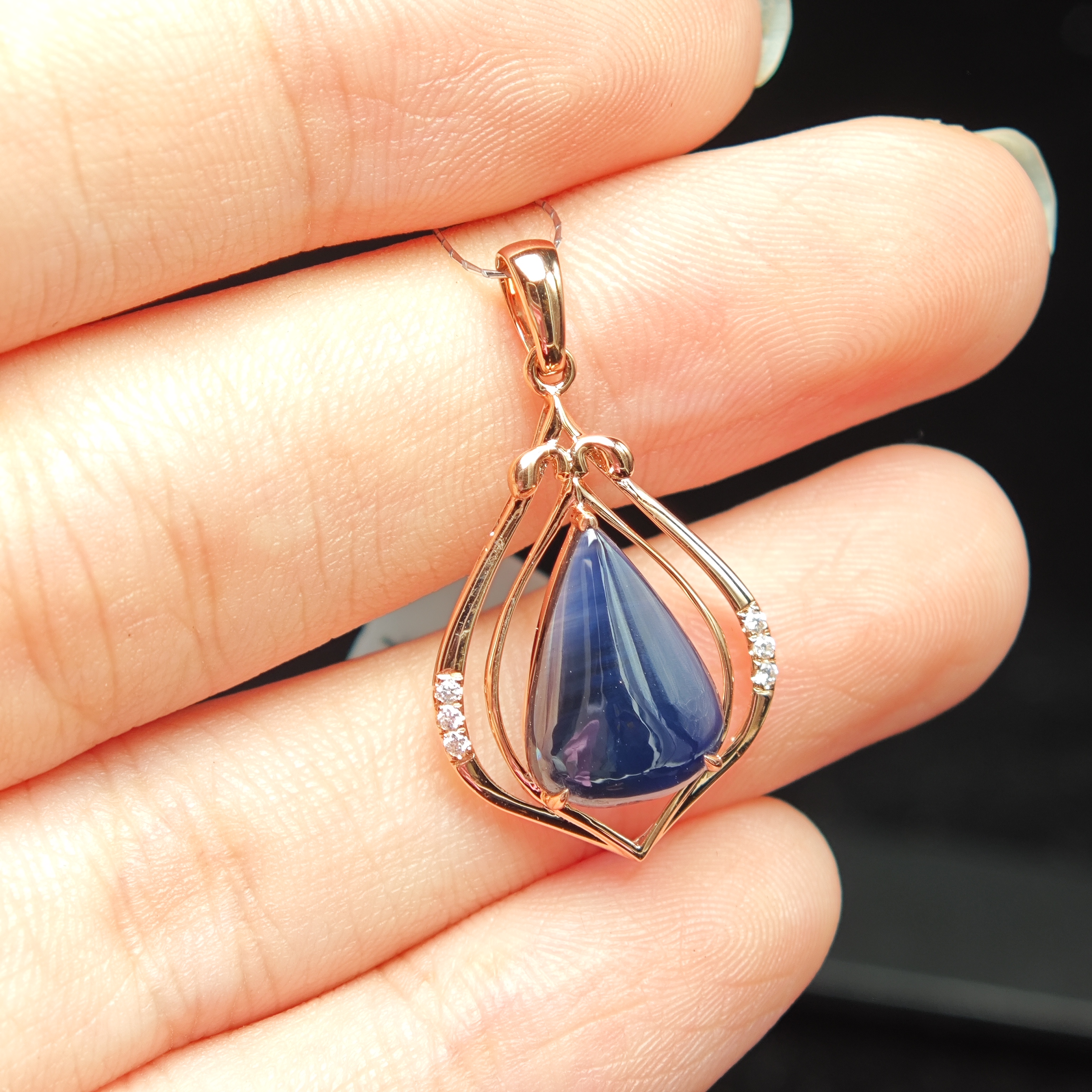 天然18K金蓝宝石吊坠18K金镶钻石水滴蓝宝石吊坠