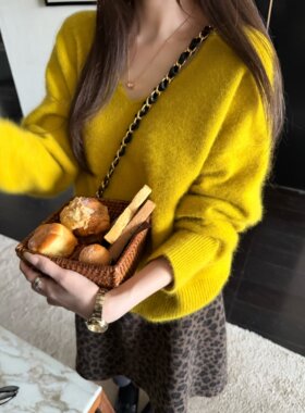 '显白的秘密'发财黄高品系列羊毛浣熊衬肤色套头V领宽松毛衣上衣