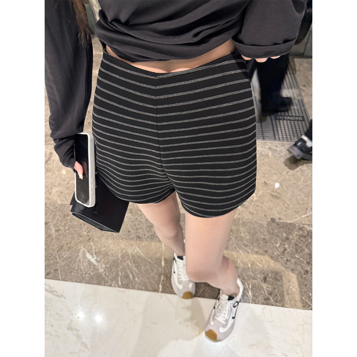 superniniyy 超模感压力中高腰折角腰弹力包臀显比例短裤热裤女夏