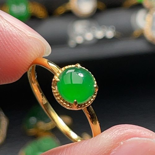 18K金天然翡翠A货-1480蛋面满绿戒指K黄镶嵌珠宝玉石阳绿气质珠钉