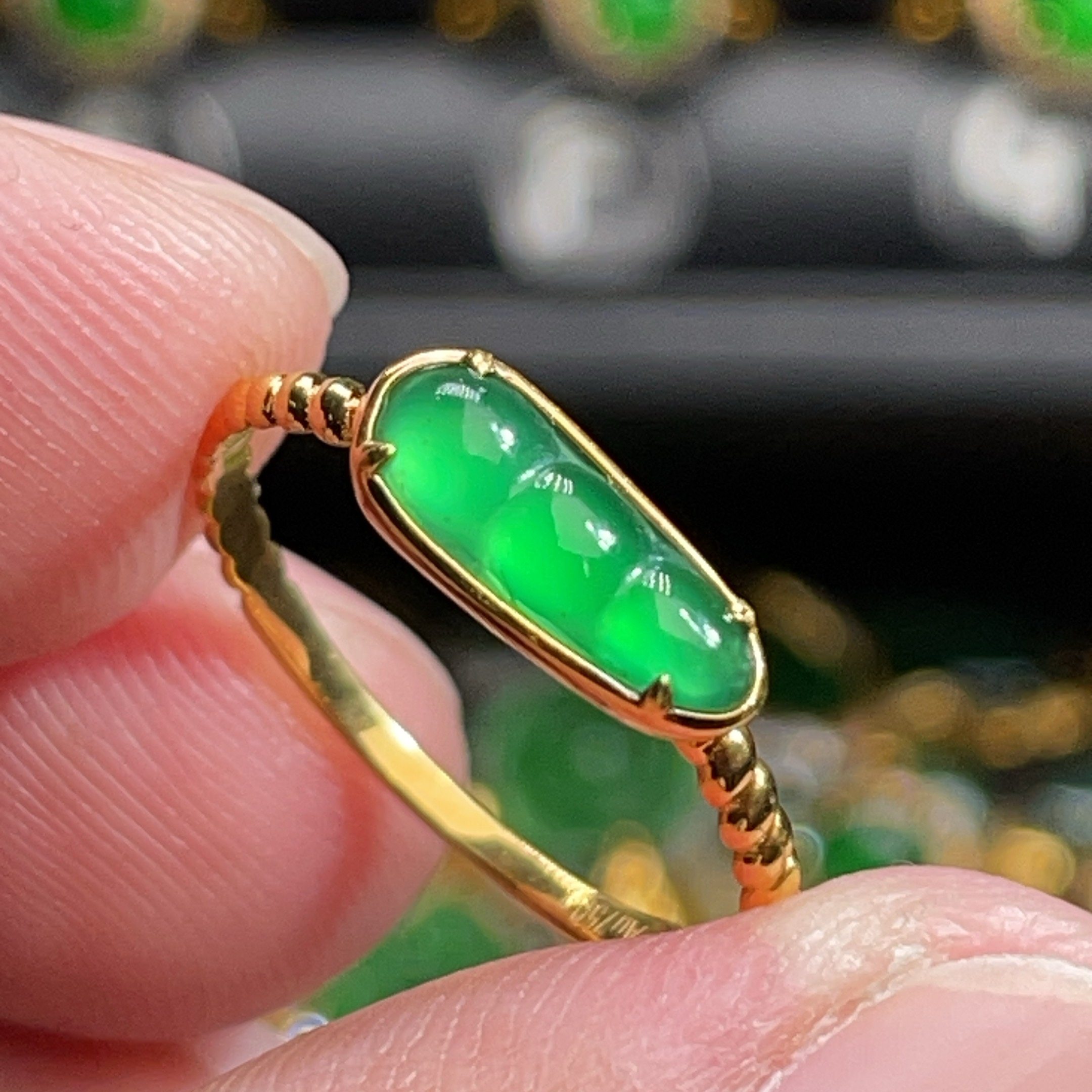 18K金天然翡翠A货-1680福豆满绿戒指K黄镶嵌珠宝玉石阳绿麻花包边