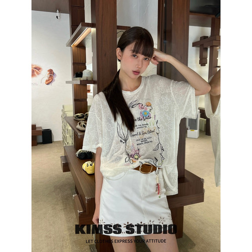 小野家Kimss-度假风宽松印花立体花朵装饰短袖T恤(只卖T恤)76T313