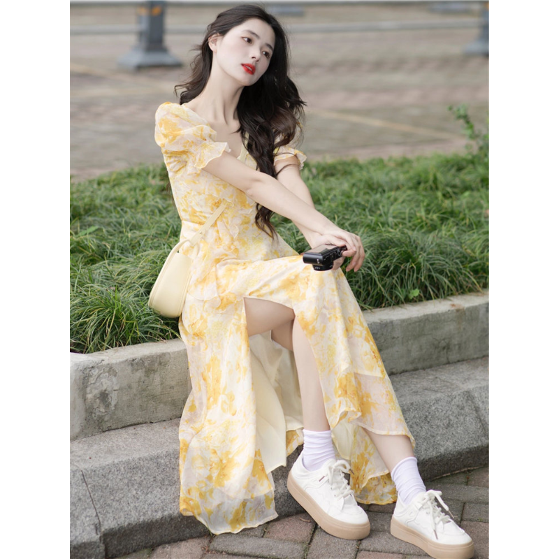 小个子高级法式黄色战袍碎花连衣裙子女2025夏季新款气质开叉长裙
