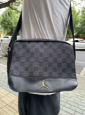 正品耐克NIKE JORDAN满印黑色休闲斜挎包单肩包 FJ6790-010-011包