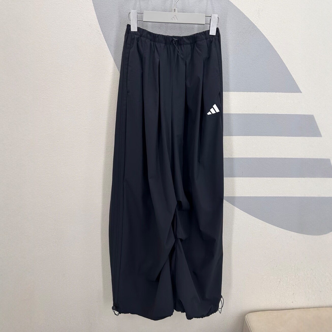 正品ADIDAS阿迪达斯女子运动休闲伞兵裤阔腿裤香蕉长裤子KU7997