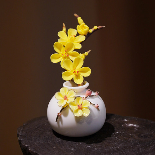 陶瓷手工捏花黄梅花瓶