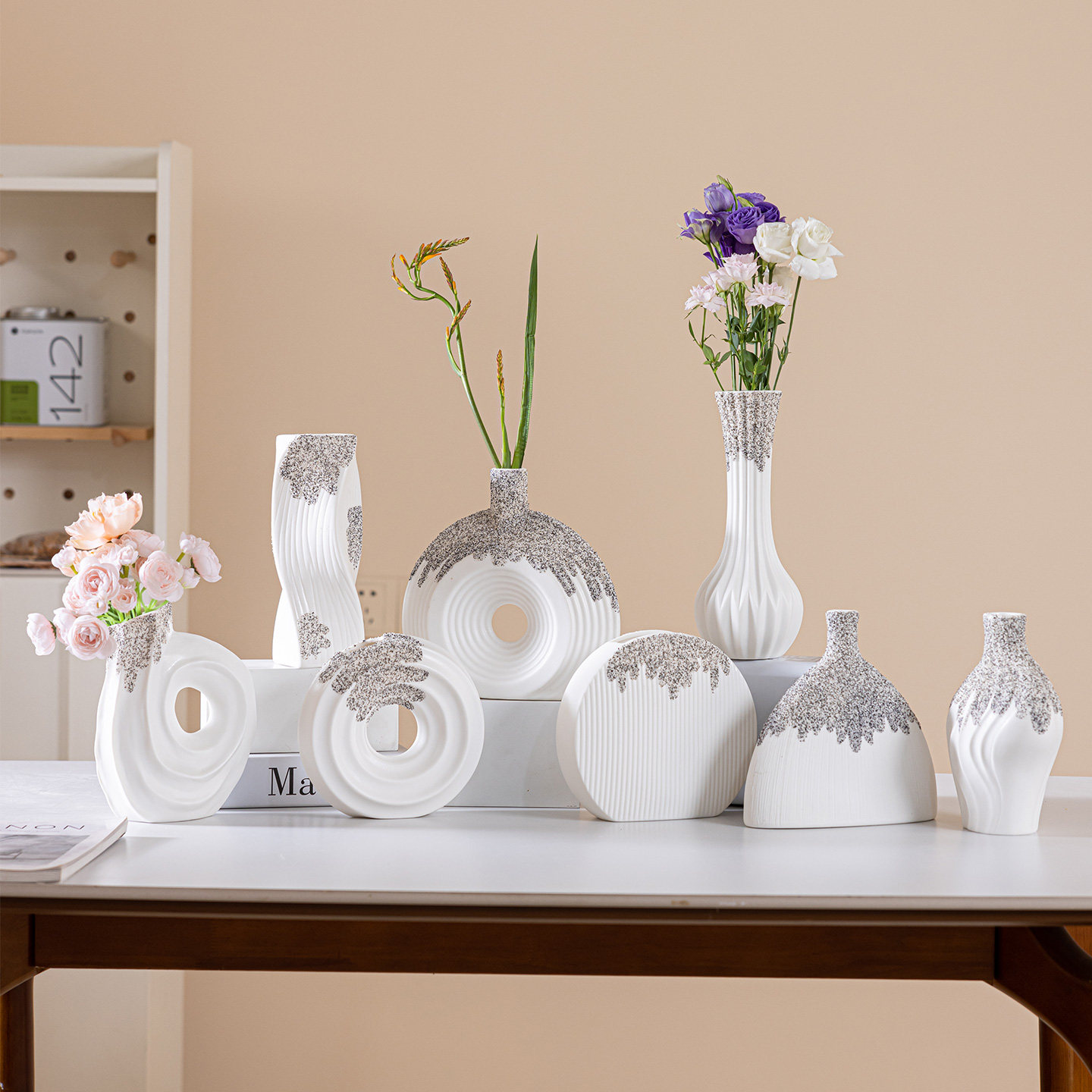 北欧白色流沙银镂空陶瓷花瓶