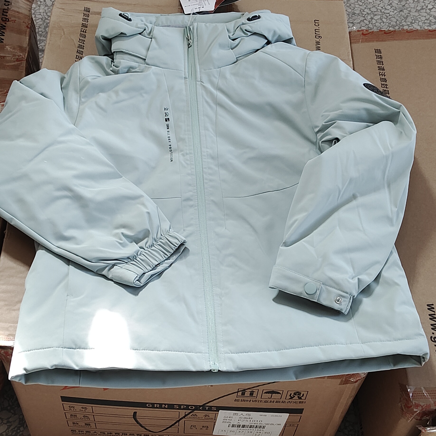 贵人鸟女羽绒服户外运动风连帽可脱帽冲锋衣女浅绿色拉链外套防风