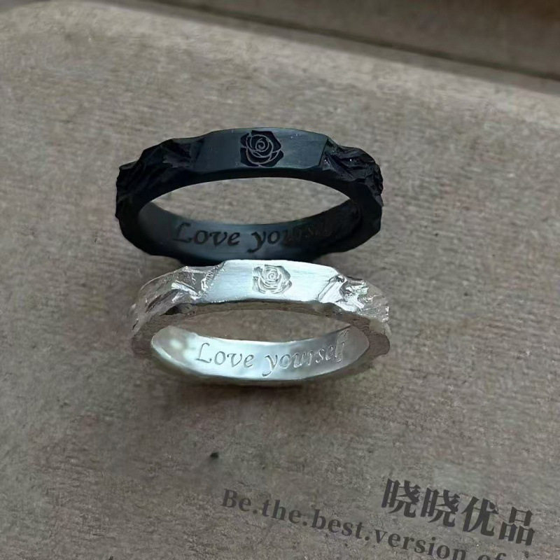 小炭火戒女素圈轻奢小众设计高级感2025新款对戒情侣指环戒指