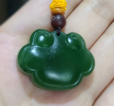 小石头和田玉碧玉籽料挂件