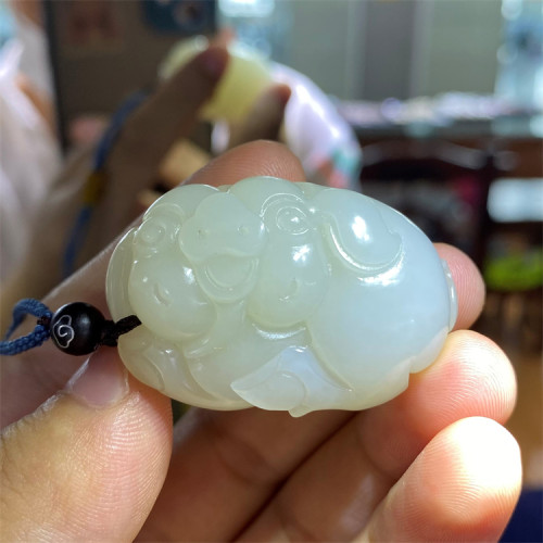 新疆和田玉发财猪挂件