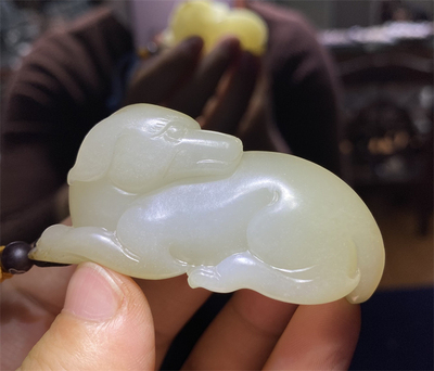 和田白玉籽料旺财玉雕狗狗