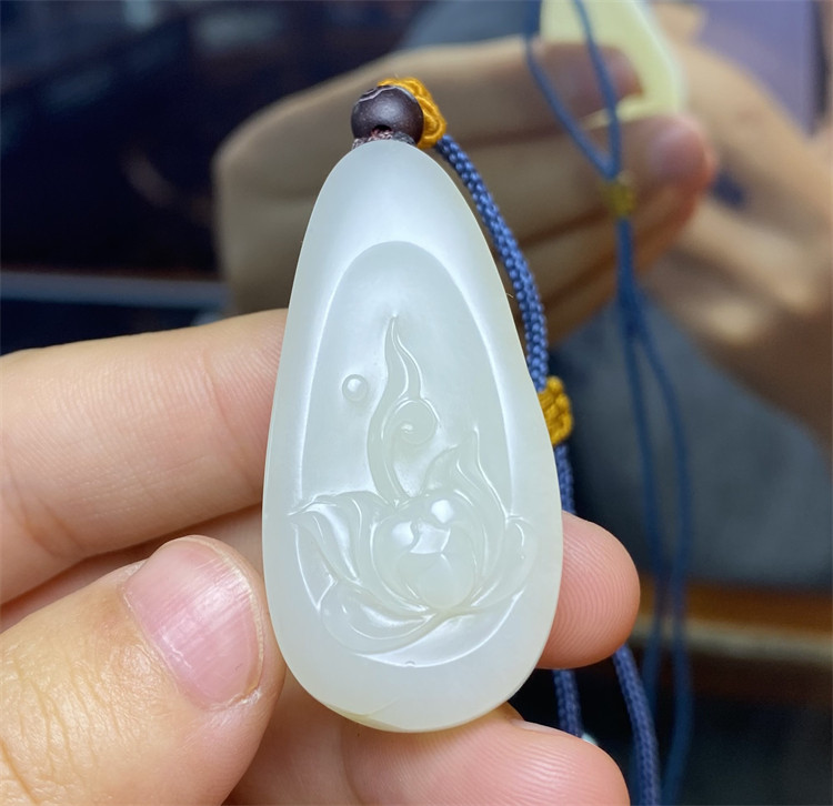 和田白玉籽料清水皮荷花吊坠挂件宝宝锁平安无事牌xx04086