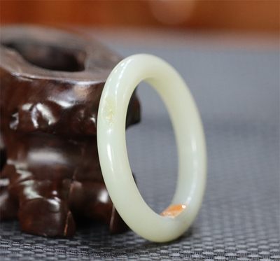 小石头很讨厌手镯籽料