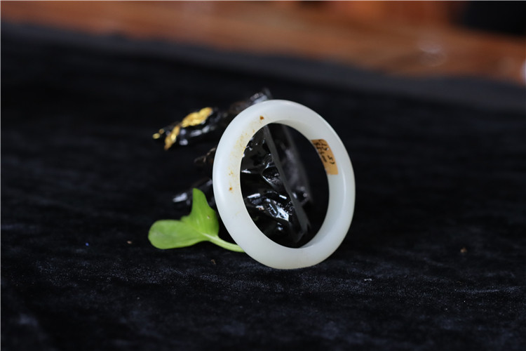 小石头和田玉籽料手镯