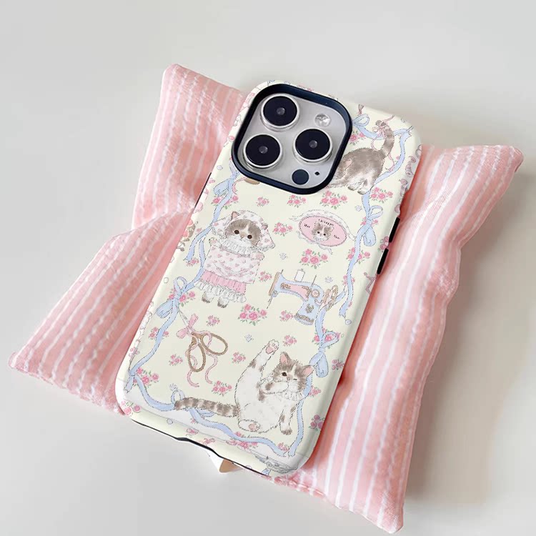 适用于苹果13华为mate60pro猫咪裁缝铺VIVO小米14OPPO红米k70荣耀100一加12iphone15promax手机壳菲林二合一