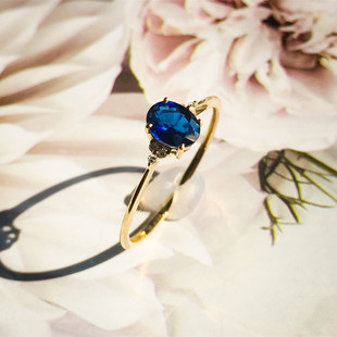 闺蜜屋-天然矢车菊蓝宝石18K金椭圆戒指配6粒足反钻石火彩好包邮