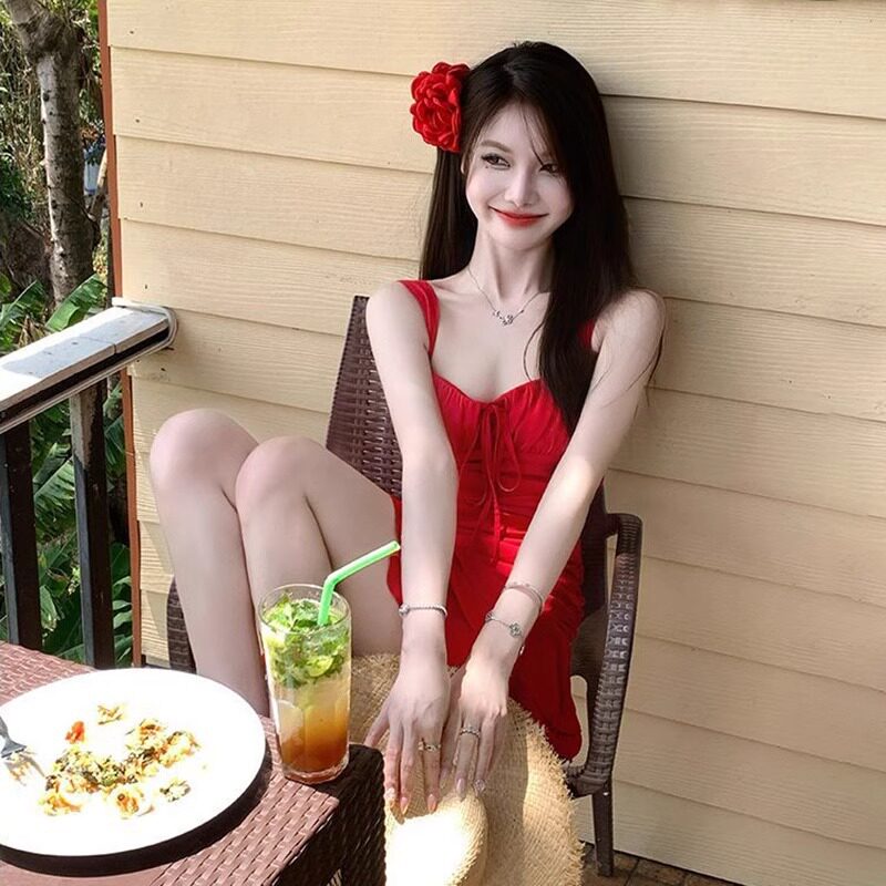 明媚夏日2025新款泳衣女夏季显白海边度假小红裙连衣裙式温泉泳装