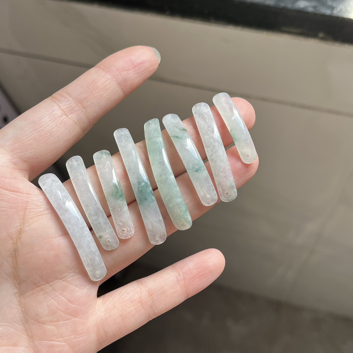 天然翡翠a货冰润飘花光面无事细手牌女 可编入本店红绳手链定制图片