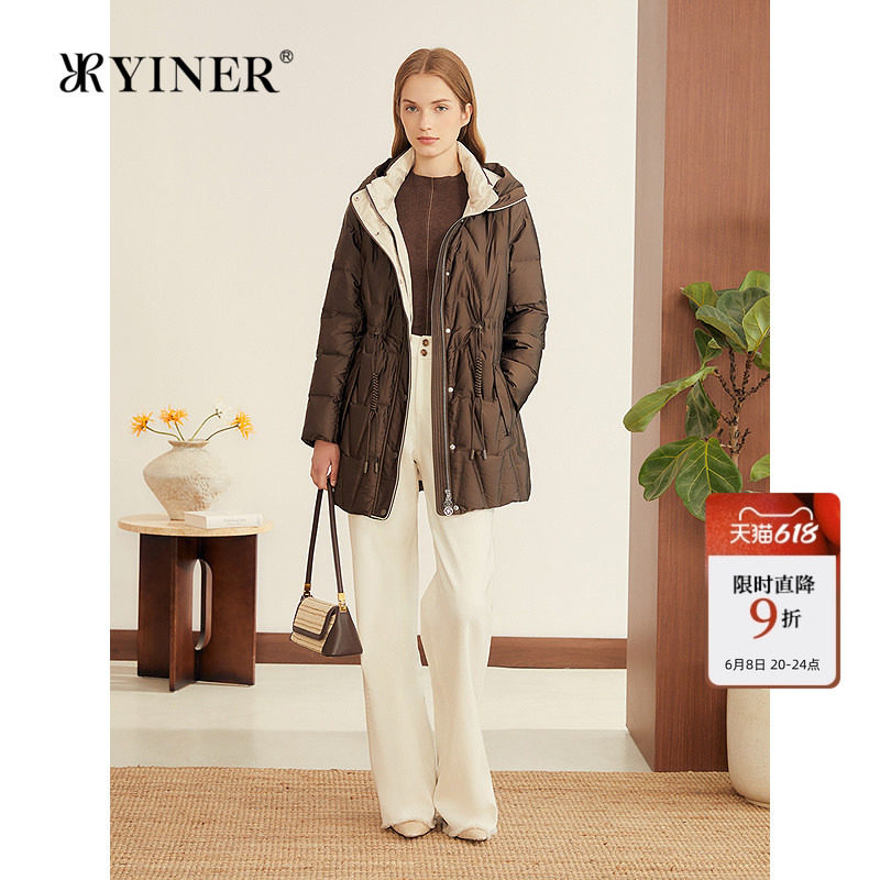 YINER音儿专选女装冬季柔光缎面国风蛇结盘扣立领连帽羽绒服