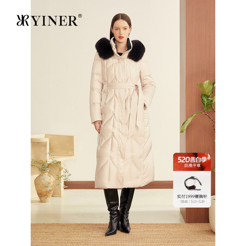 YINER音儿女装冬季法式柔光缎面撞色狐狸毛领连帽长款羽绒服