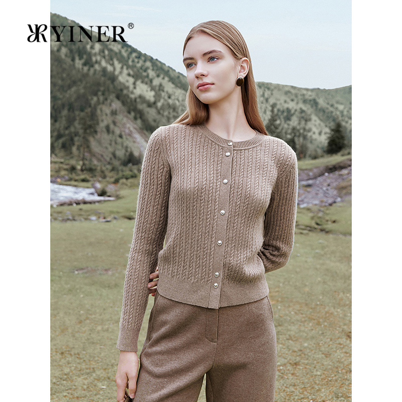 YINER音儿2025冬季新款法式舒简阿尔巴斯羊绒原绒色圆领针织开衫