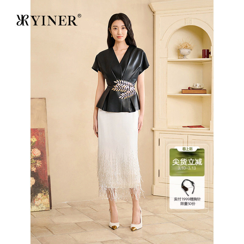 【轻场合系列】YINER音儿2026春季新款时尚深V领柔软绵羊真