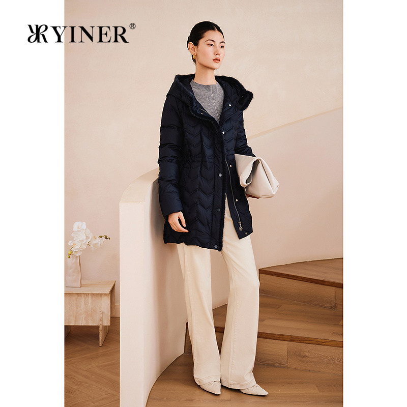 YINER音儿专选女装冬季时尚轻盈保暖一手长水貂毛边连帽羽绒服