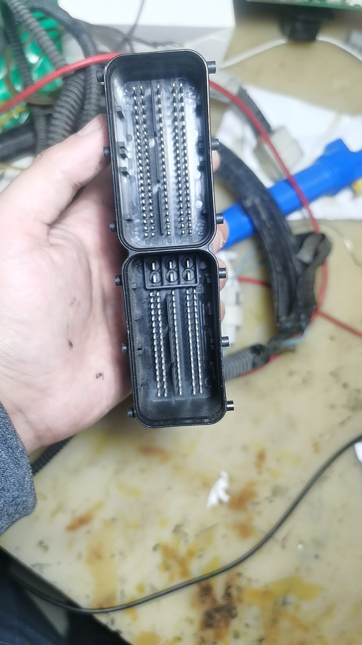 S01000-3823351A玉柴国六发动机DCM7.24ECU控制器德尔福针脚座