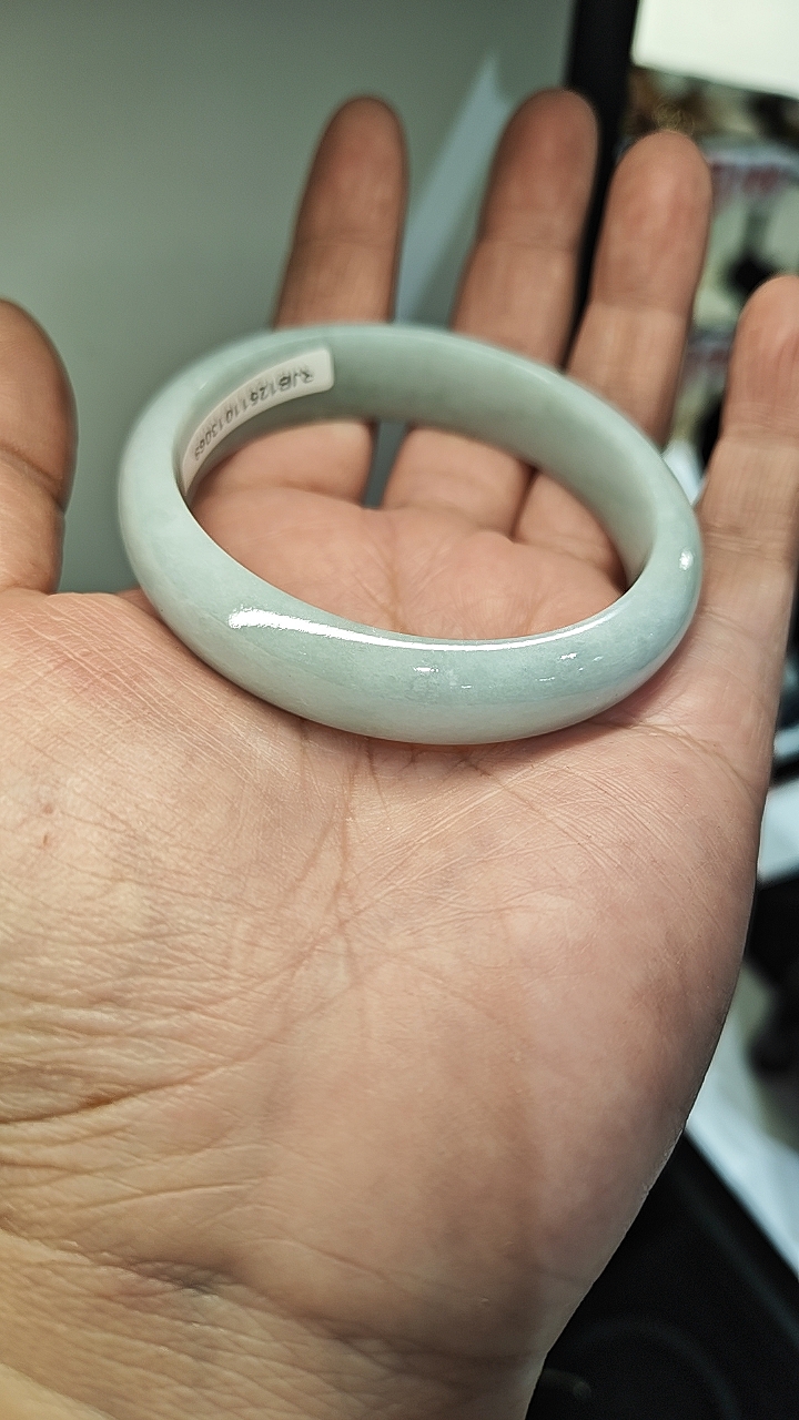 天然翡翠手镯56-49贵妃镯，完美无瑕疵，种老肉细，52-54圈口可戴