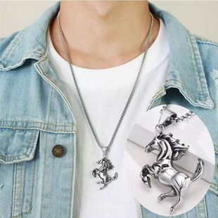 2025秋冬新款飞驰的骏马钛钢项链嘻哈时尚个性潮流奔马吊坠毛衣链