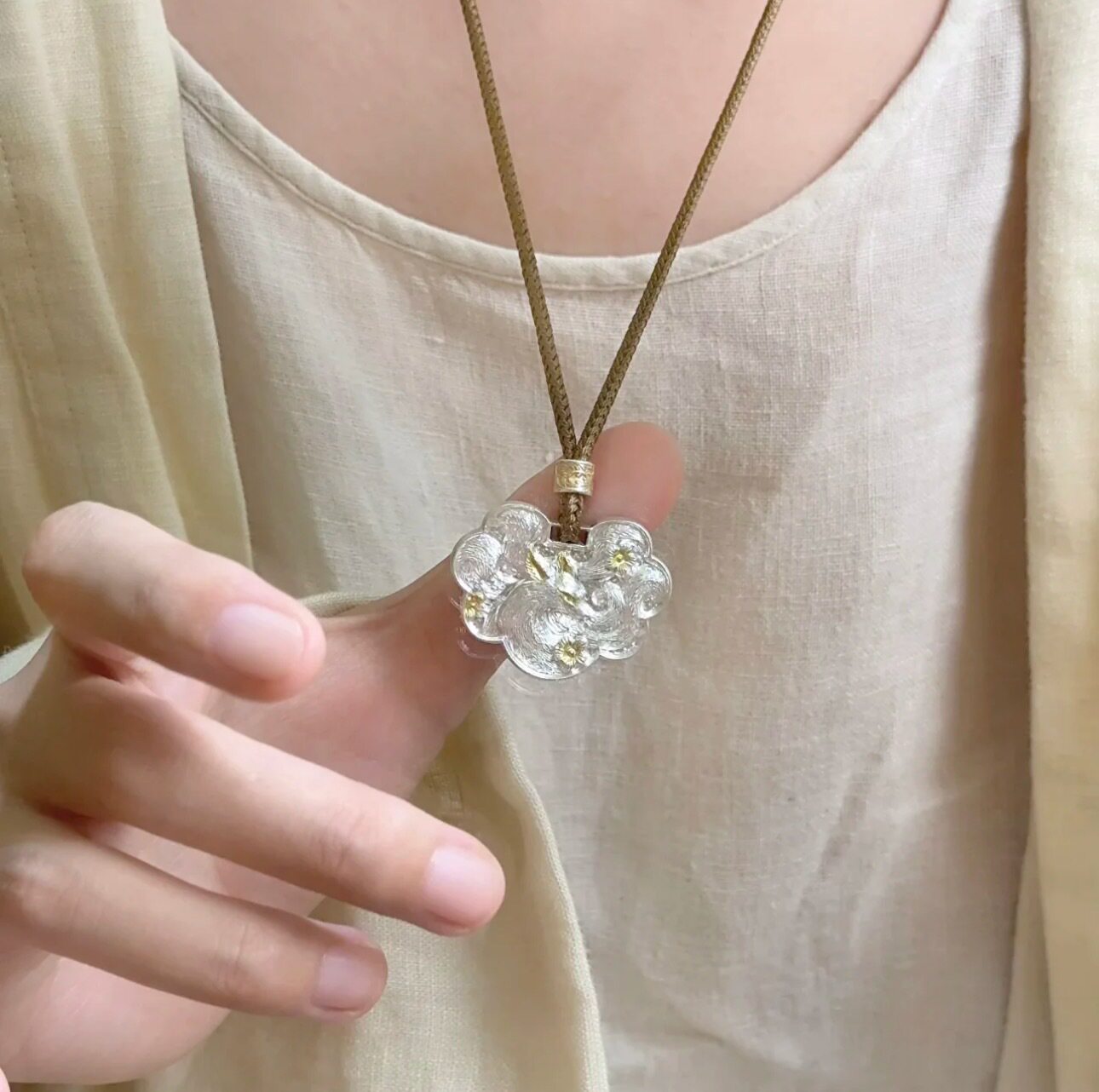 原创黄金色「桃狸」实心桃花长款毛衣链狐狸项链吊坠配饰女士饰品