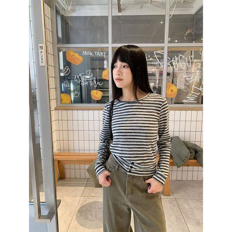 誉一新款2025秋冬个性条纹长袖t恤女纽扣设计感圆领上衣女c2036