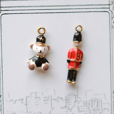 HJ28 英伦风熊和卫兵金色滴油 高品质精致小挂件吊坠饰品配件 1个
